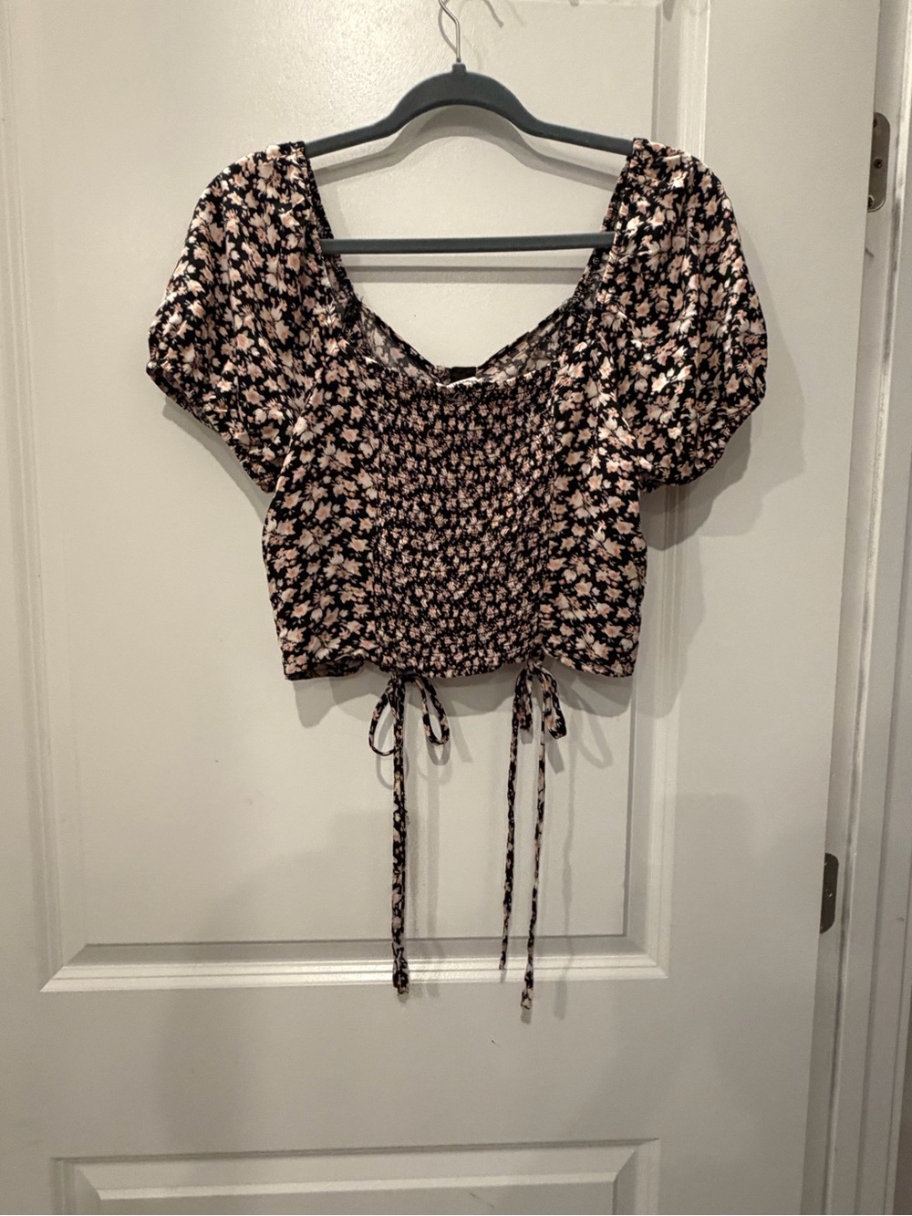 meraki Black and Blush Floral Puff Sleeve Crop Top - Picture 4 of 6